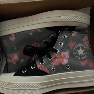 BLACK FLORAL CONVERSE NEVER WORN